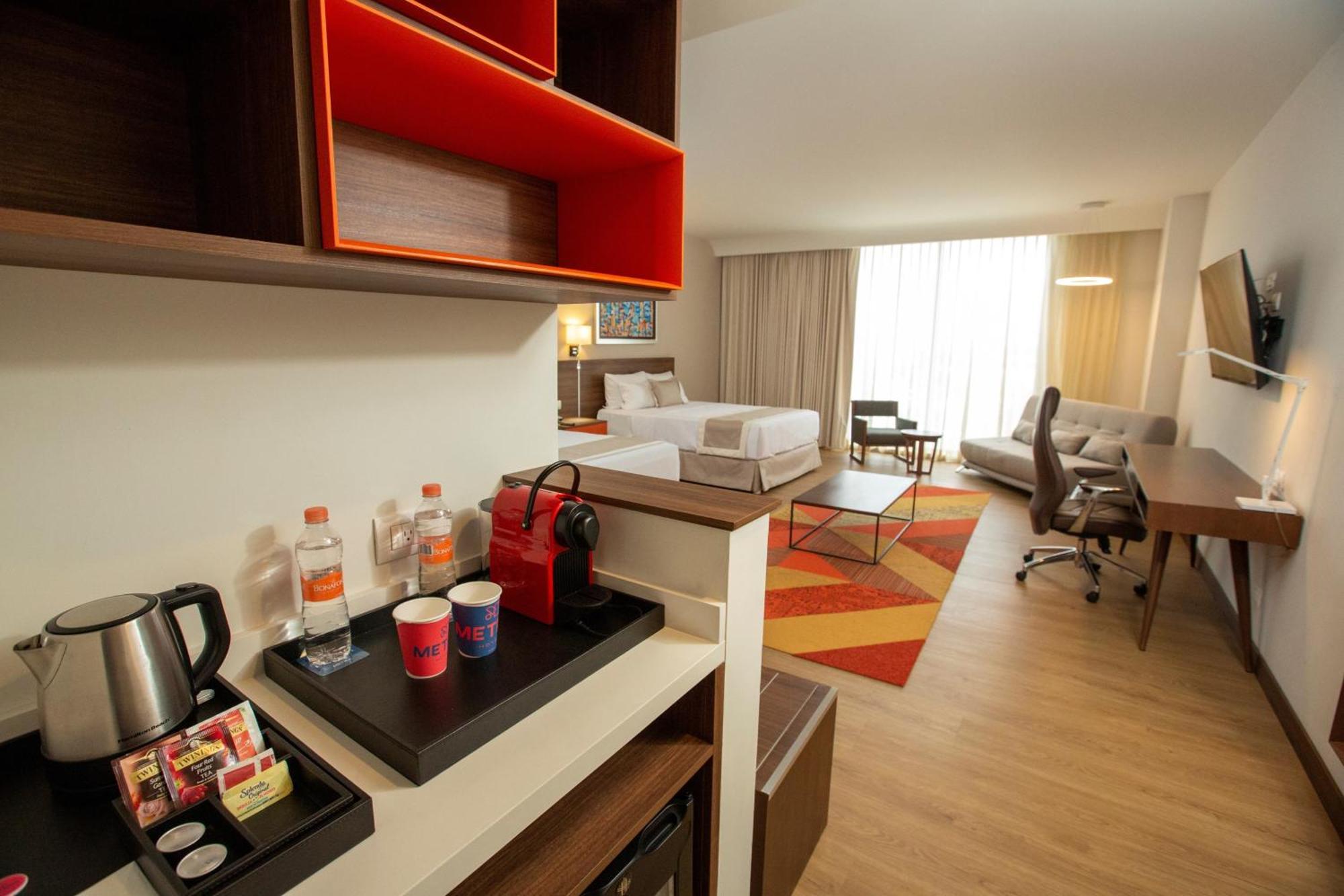Metria Hotel Leon Bagian luar foto A typical studio room at a Residence Inn