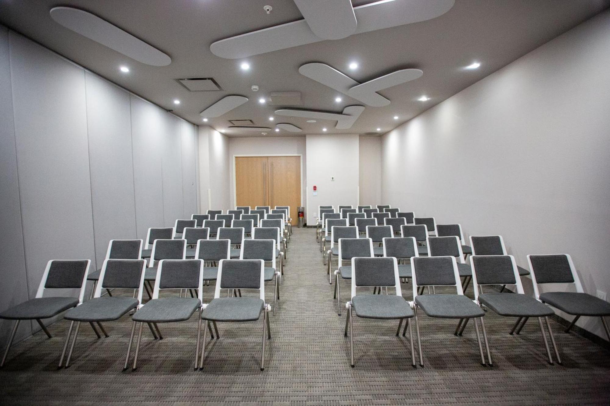 Metria Hotel Leon Bagian luar foto The lecture theatre