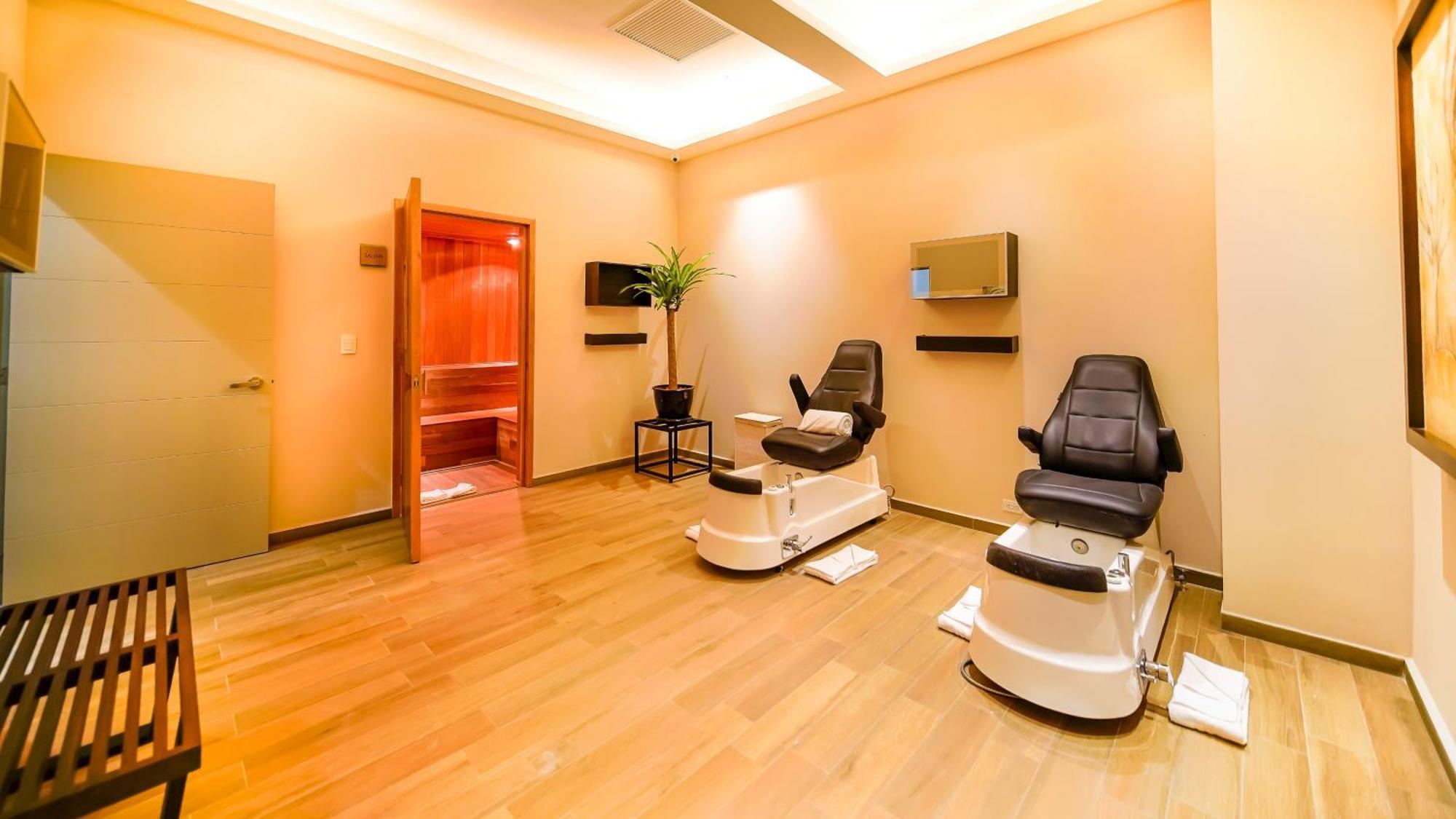 Metria Hotel Leon Bagian luar foto A nail salon