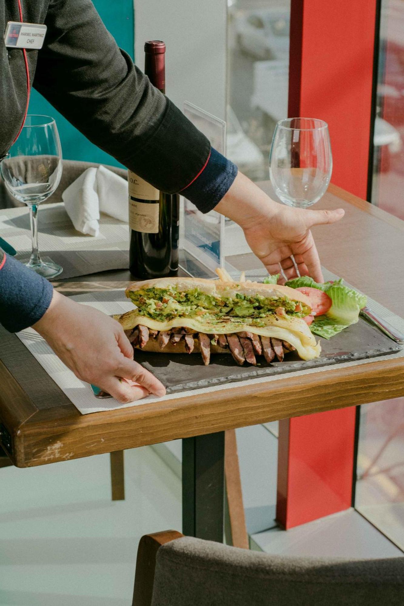 Metria Hotel Leon Bagian luar foto A waiter serving a steak
