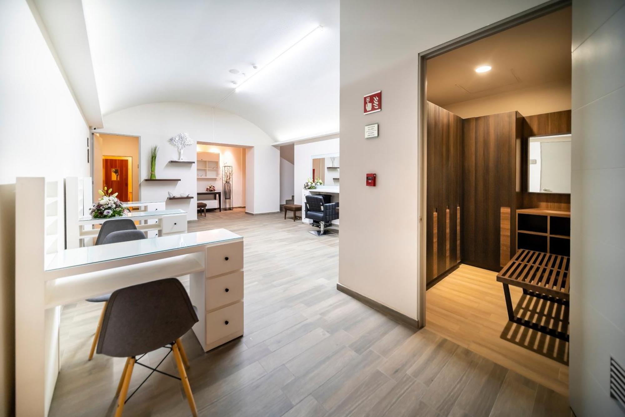 Metria Hotel Leon Bagian luar foto A typical apartment at the complex