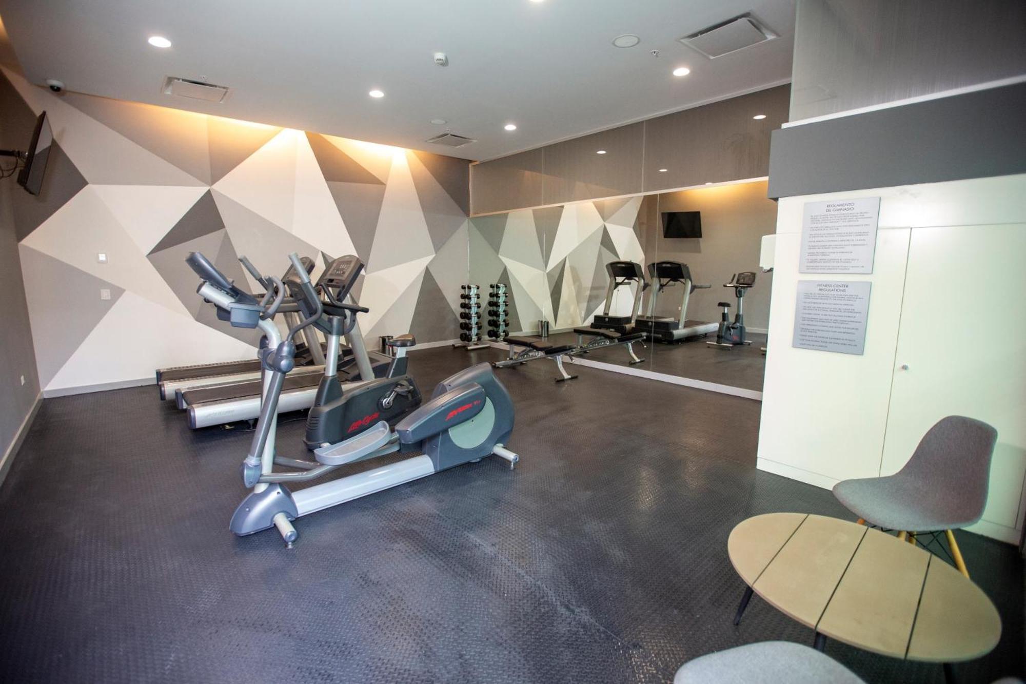 Metria Hotel Leon Bagian luar foto The gym at the hotel
