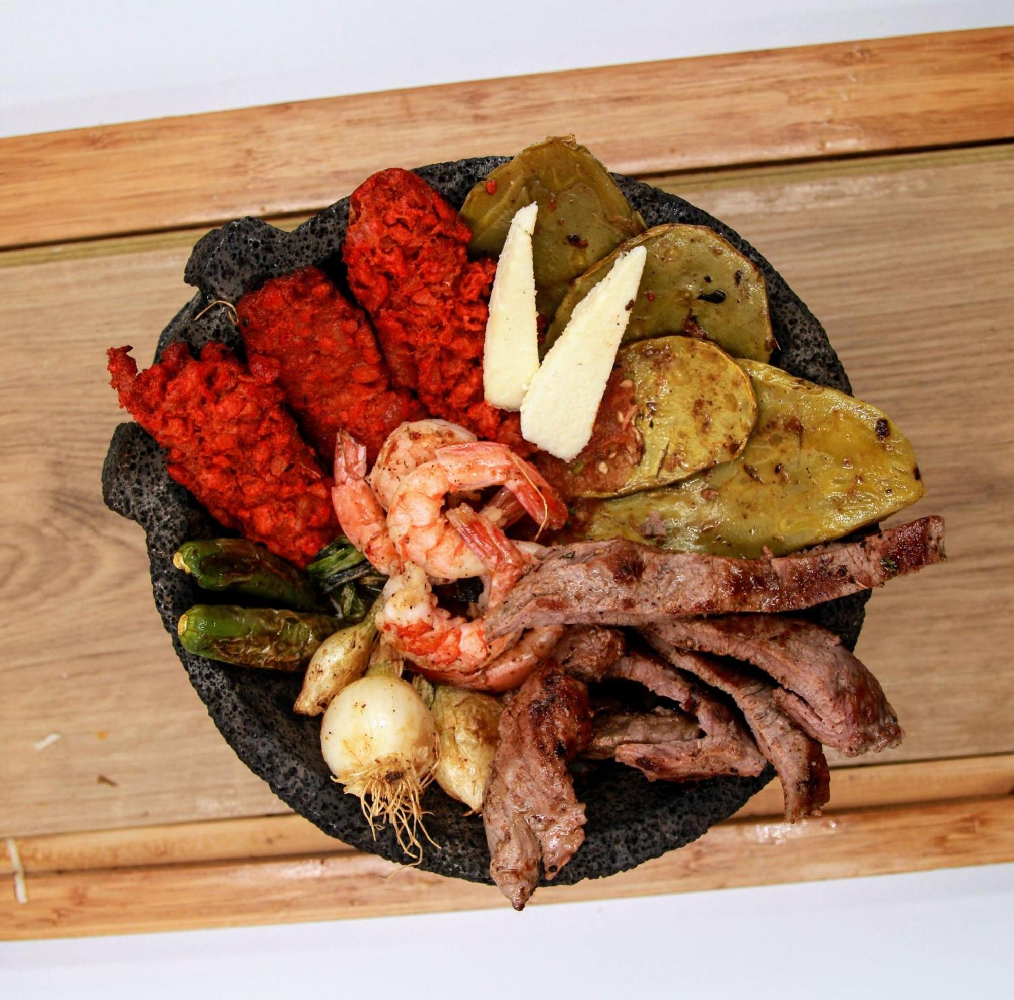 Metria Hotel Leon Bagian luar foto A plate of assorted grilled meats