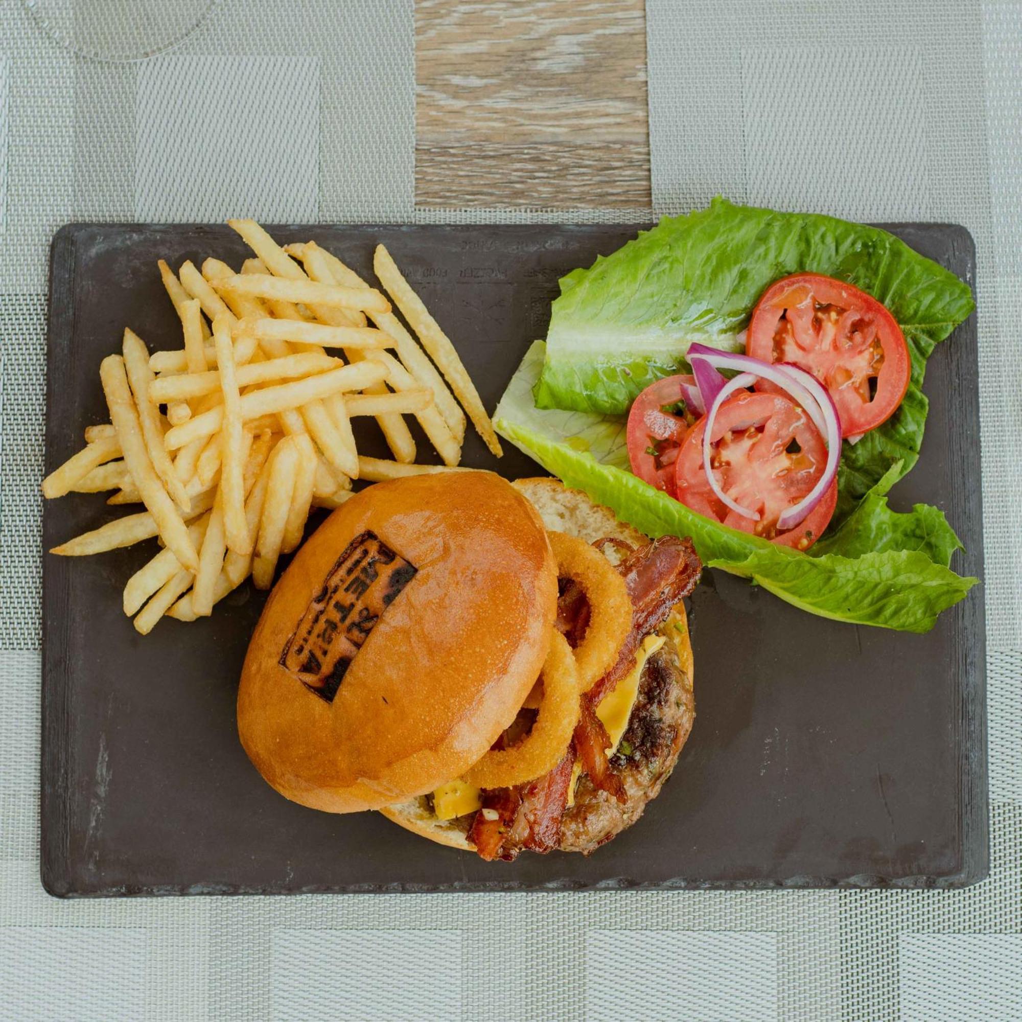 Metria Hotel Leon Bagian luar foto A cheeseburger with fries