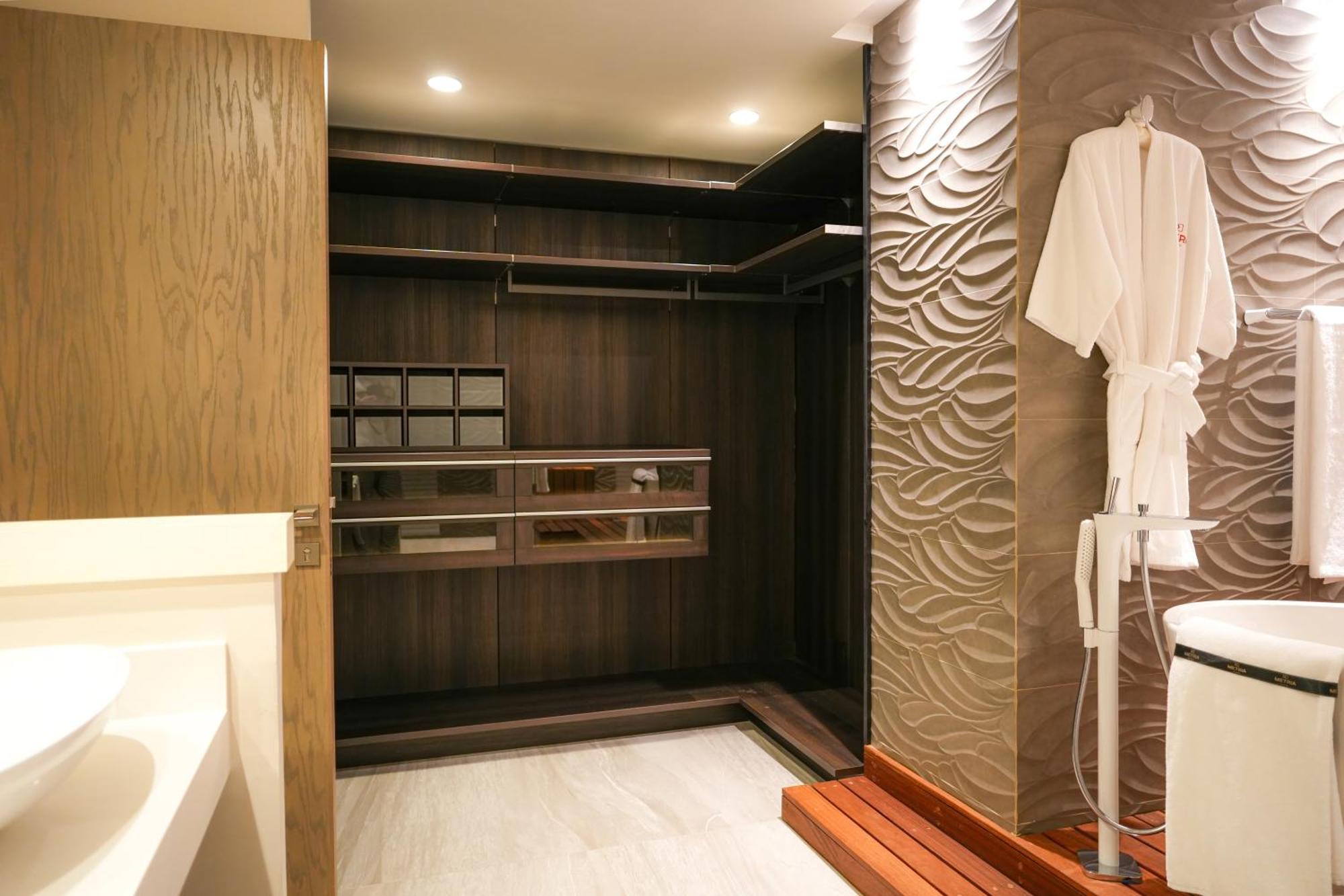 Metria Hotel Leon Bagian luar foto A shower enclosure