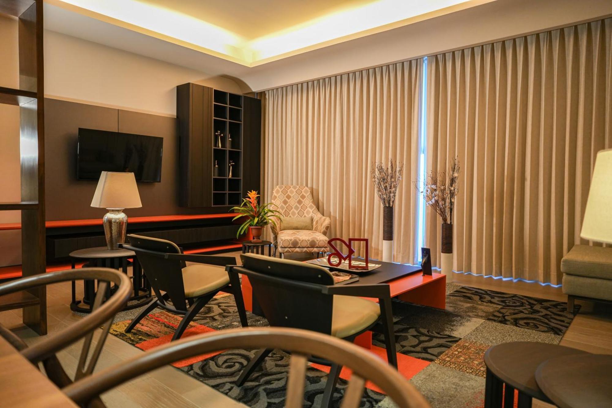 Metria Hotel Leon Bagian luar foto A living room in a condominium