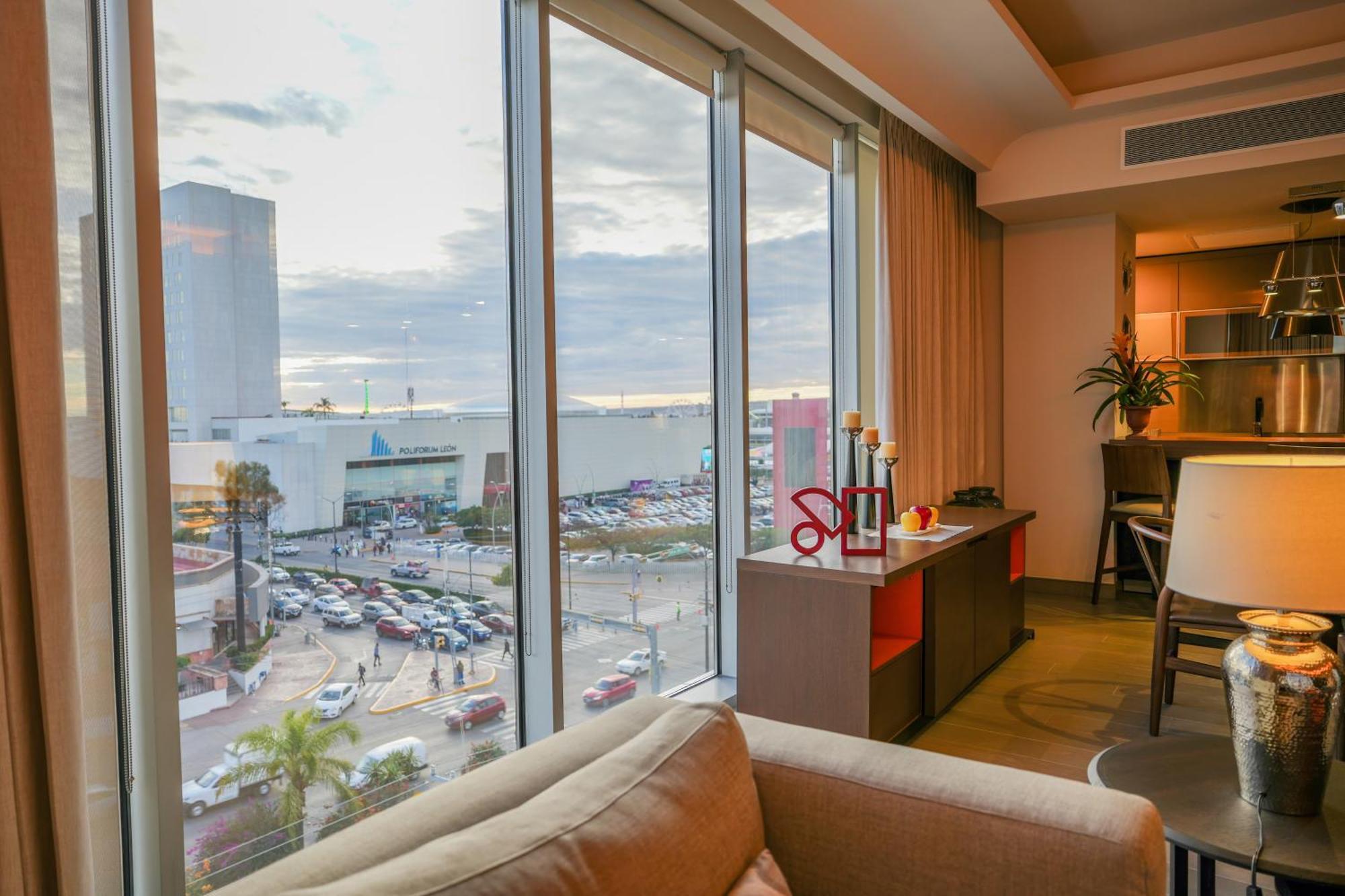 Metria Hotel Leon Bagian luar foto A view from a suite at the JW Marriott Phoenix.